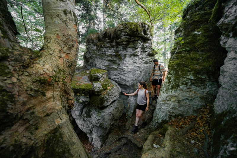 Wandern auf dem Donau-Zollernalb-Weg beim Gespaltenen Felsen