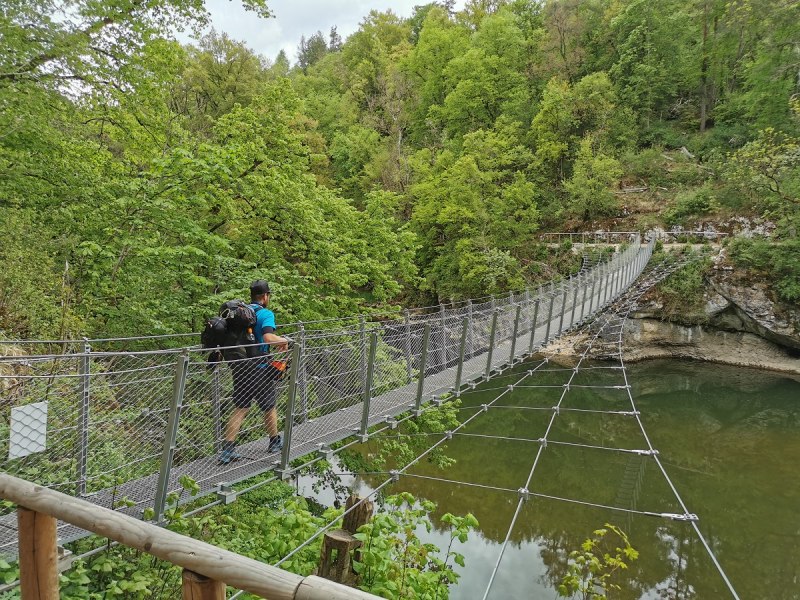 Weitwandern auf dem Donau-Zollernalb-Weg - Hängebrücke bei Inzigkofen