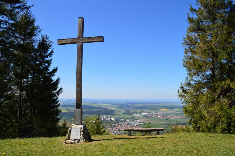 Gipfelkreuz am Plettenberg auf dem Weitwanderweg Donau-Zollernalb-Weg