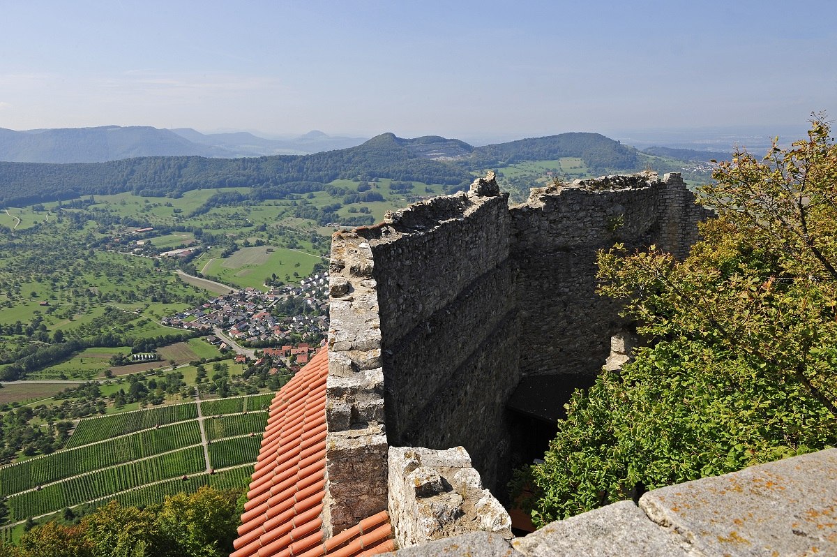 Blick von der Burg Ruine Hohen Neuffen auf Neuffen