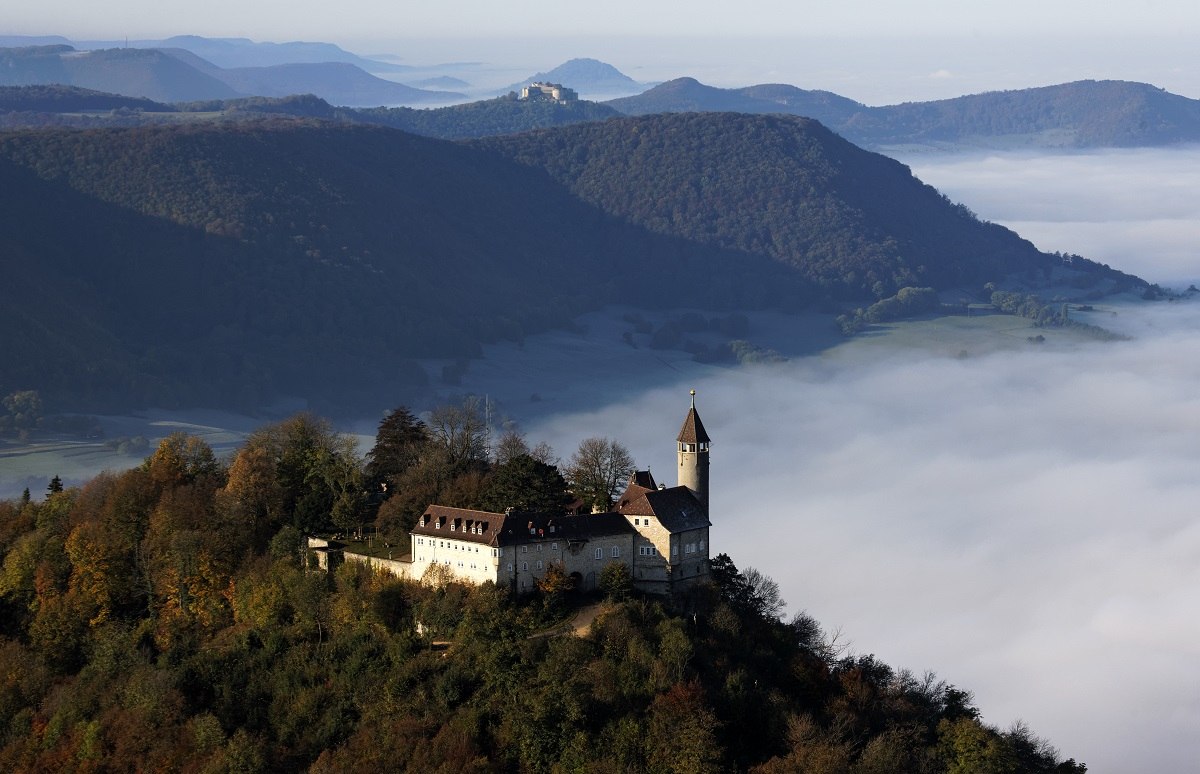 Burg Teck im Nebelmeer am Albtrauf