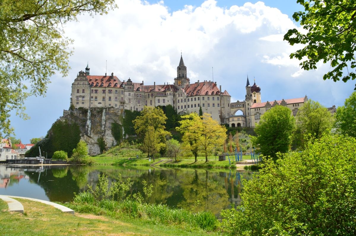 Schloss Sigmaringen mit Spiegelung in der Donau