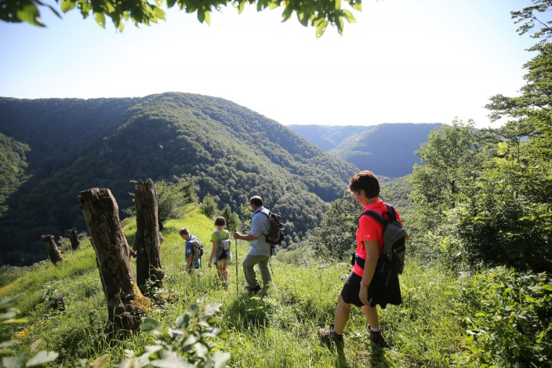 Wandergruppe am Müllerfelsen bei Römerstein mit Blick ins Lenninger Tal