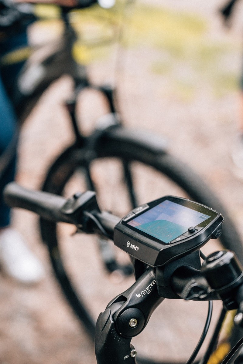 Der Rahmen eines e-Bikes ist unscharf zu erkennen, der Fokus des Bildes liegt auf dem Navigationsgerät von Bosch. 