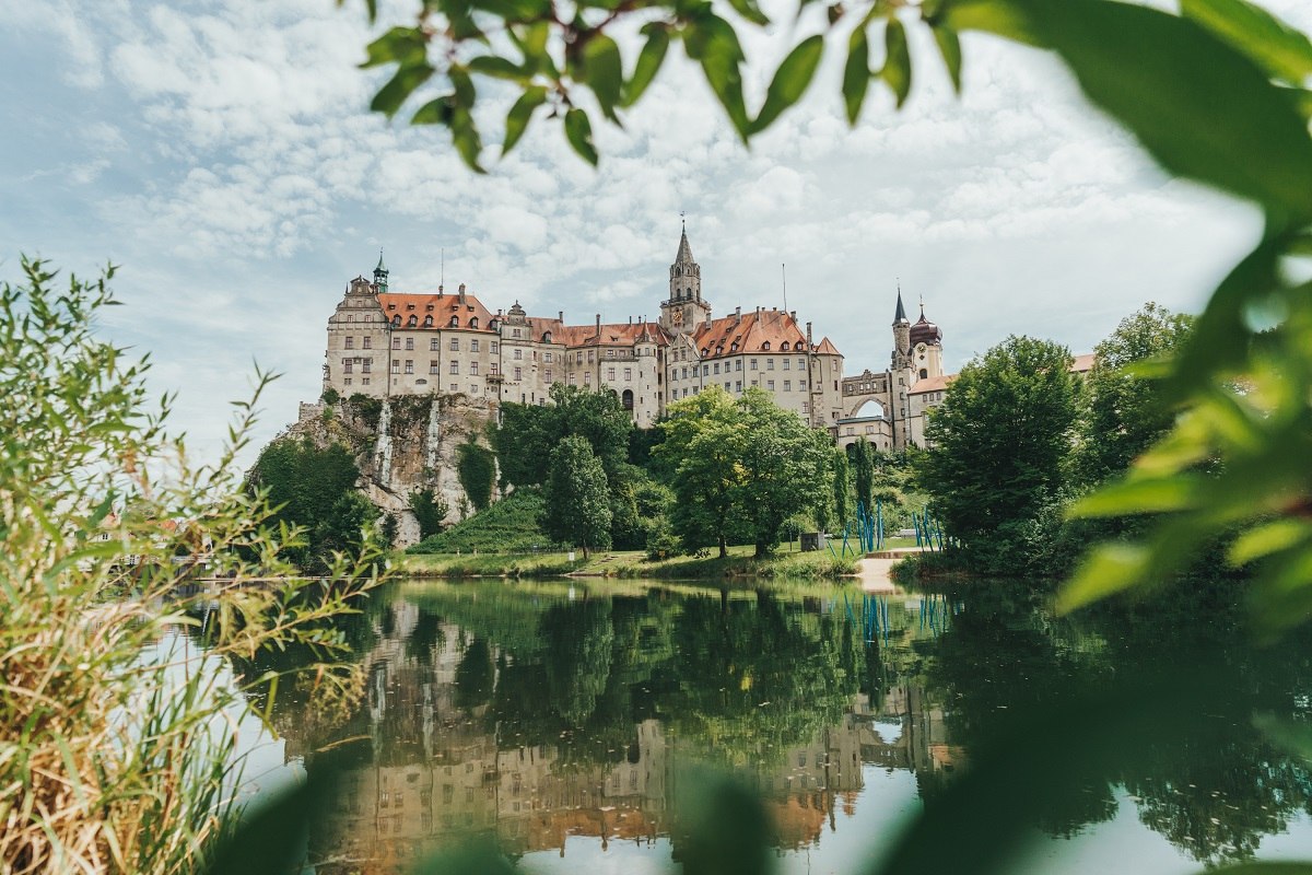 Hohenzollernschloss Sigmaringen mit Donau im Vordergrund
