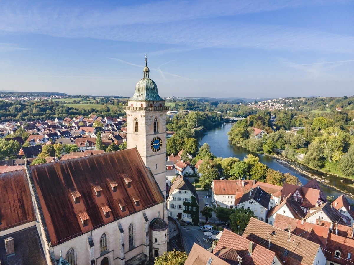 Drohnenansicht der Nürtinger Stadtkirche im Sommer