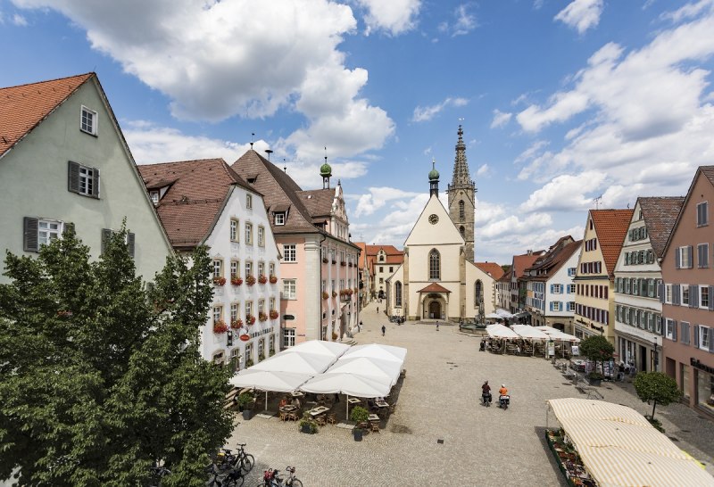 Blick auf den Marktplatz mit Dom St. Martin in Rottenburg am Neckar