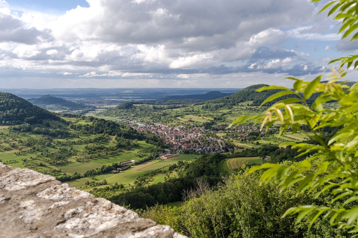 Blick von der Burgruine Reußenstein ins Neidlinger Tal